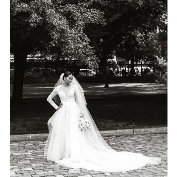 Monique Lhuillier Wedding Dress - Picture 7 of 7